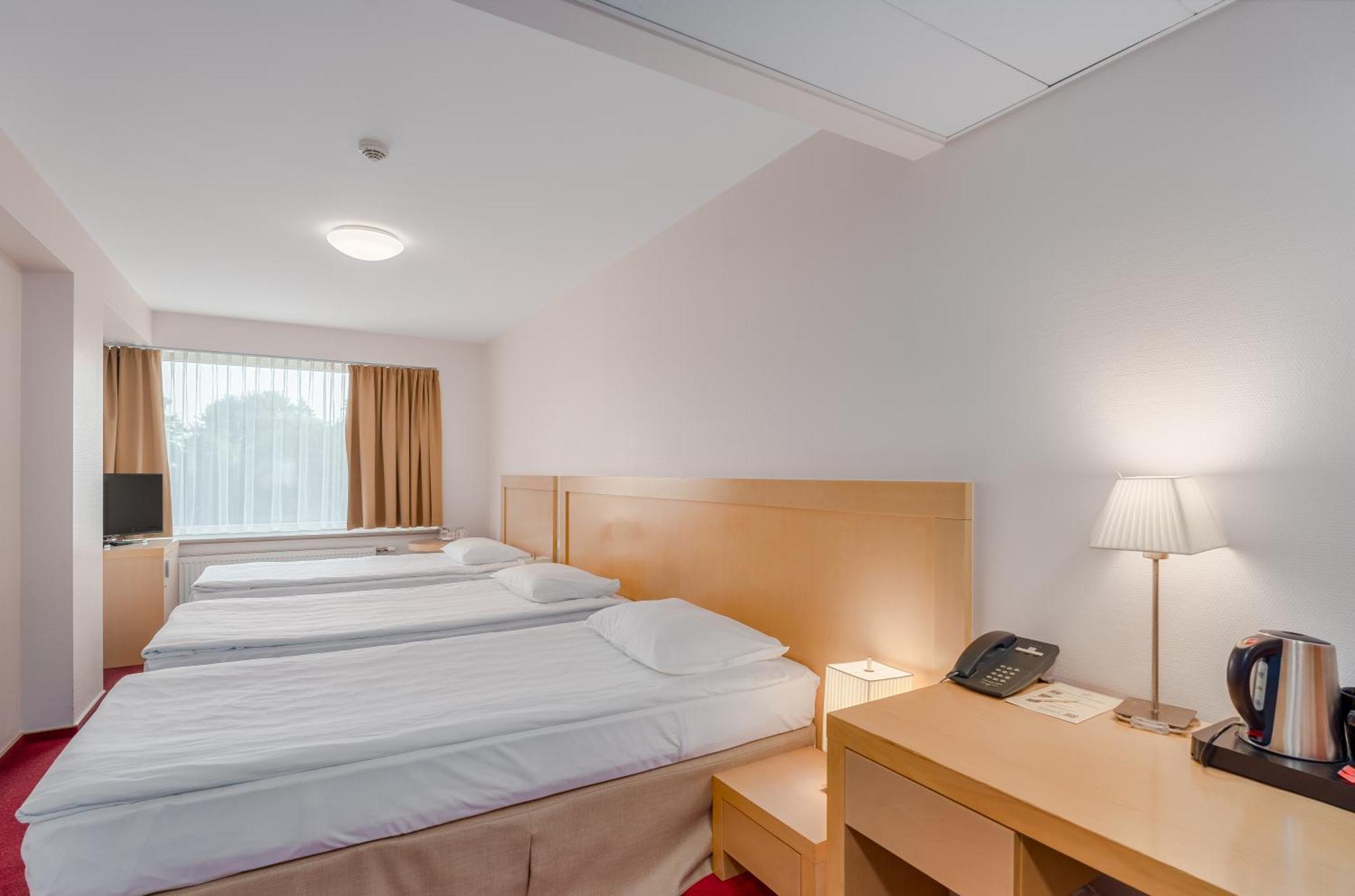 Riga Islande Hotel With Free Parking Exteriör bild