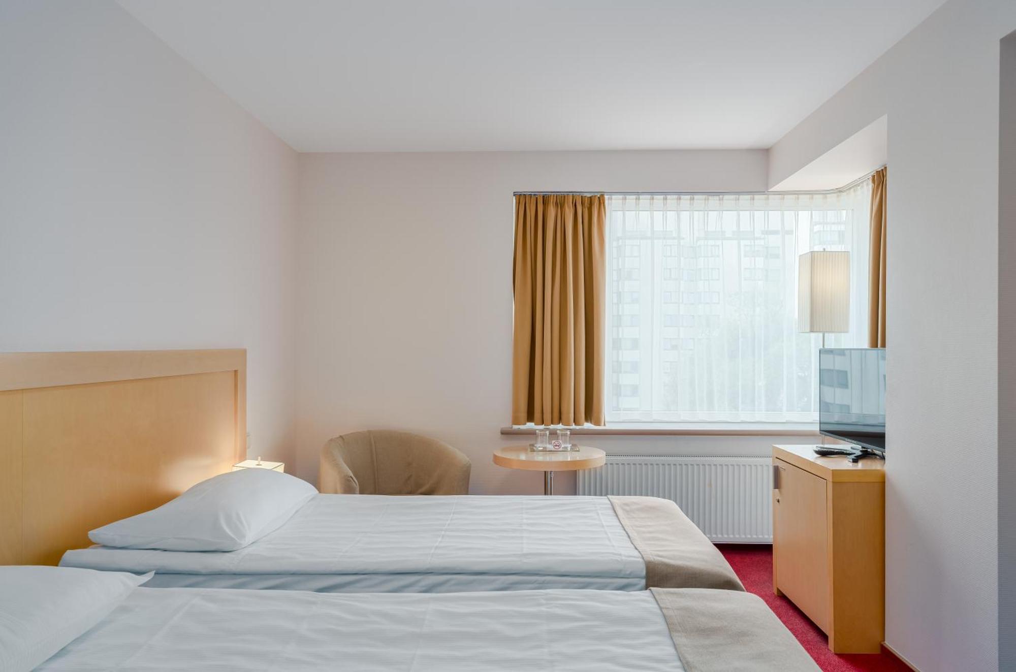 Riga Islande Hotel With Free Parking Exteriör bild