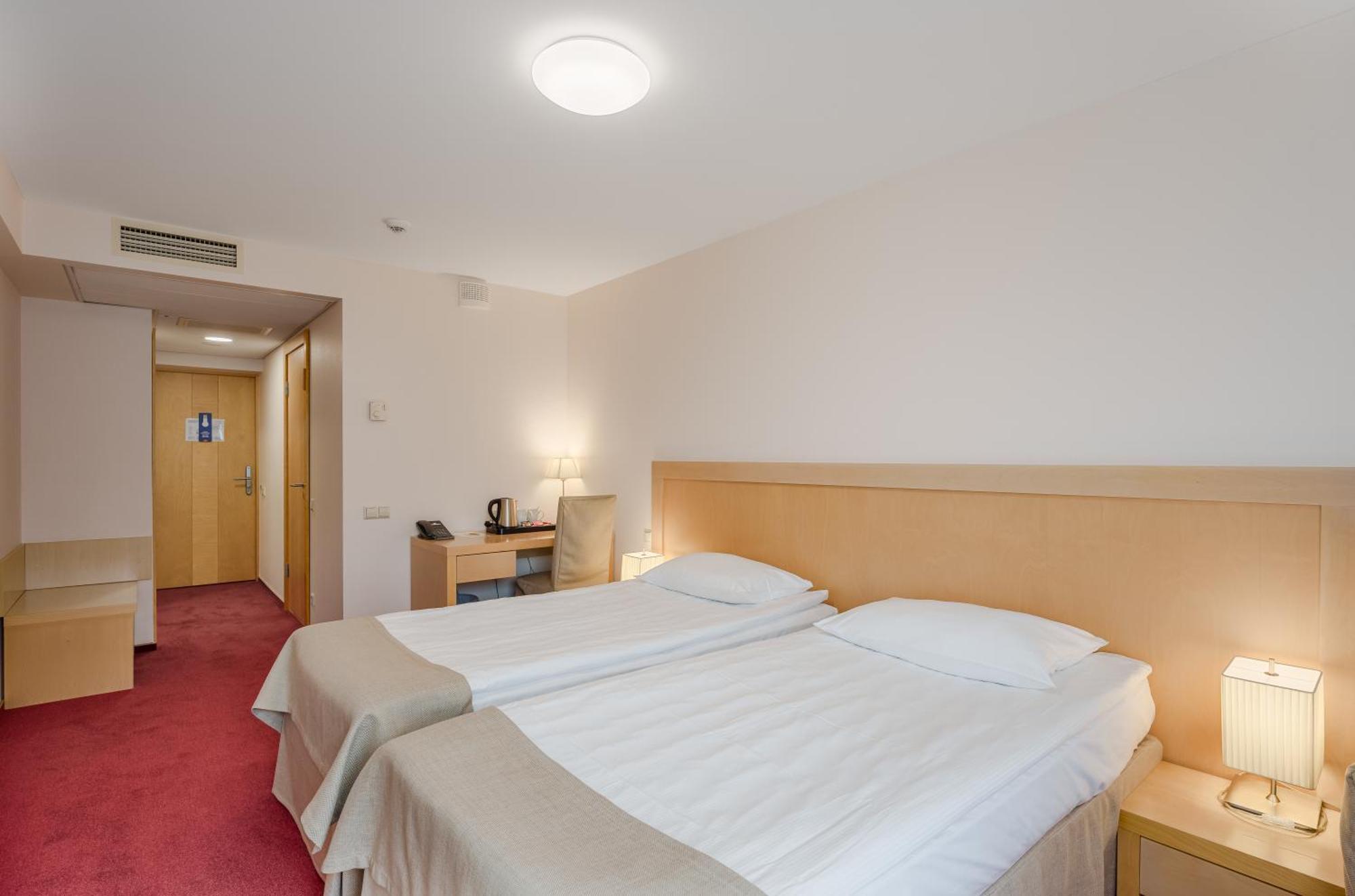 Riga Islande Hotel With Free Parking Exteriör bild