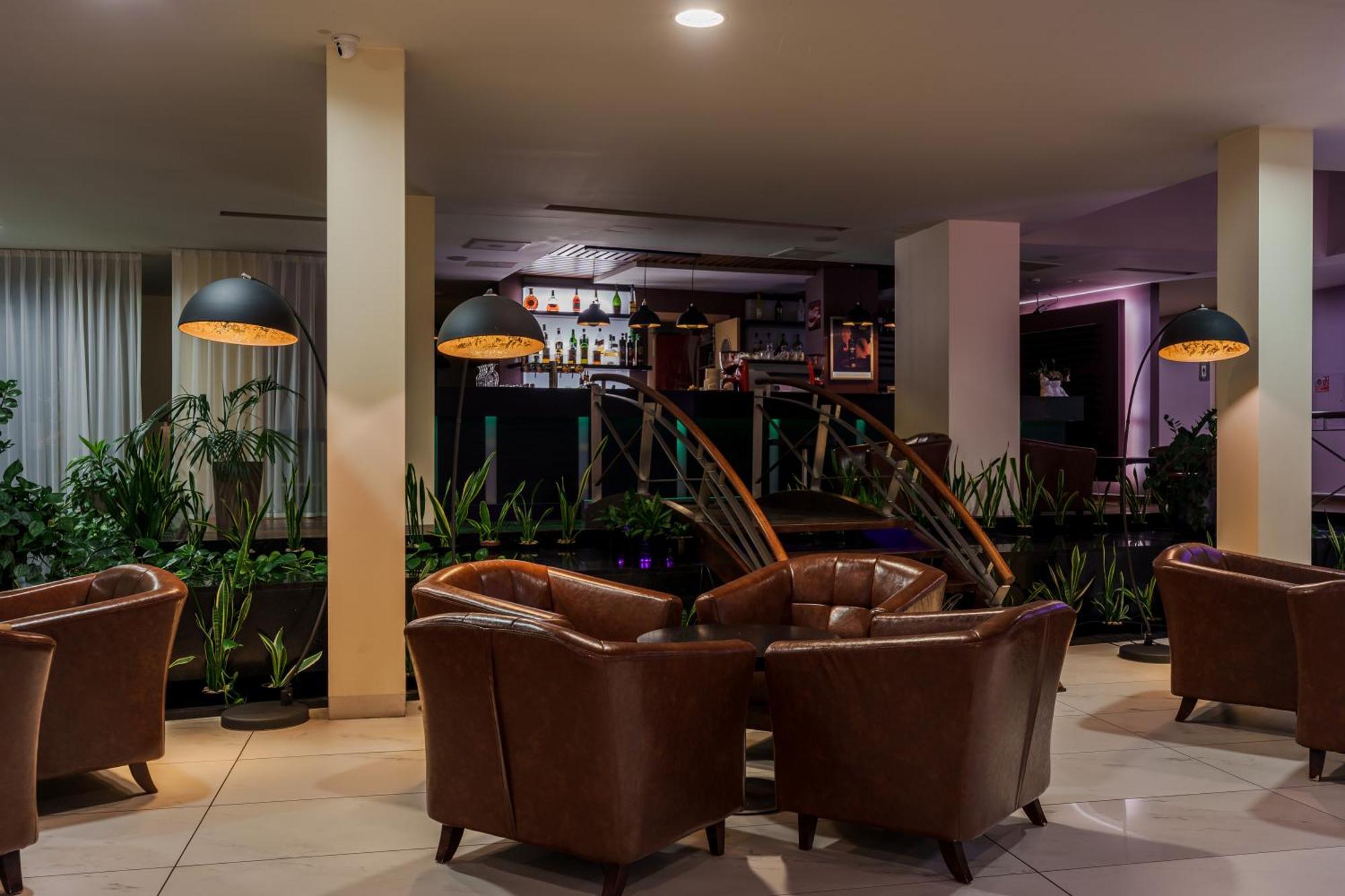 Riga Islande Hotel With Free Parking Exteriör bild